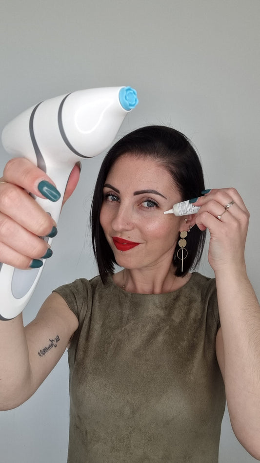 Embout à associer avec la brosse pour traiter poches, cernes et avoir un regard défatigué